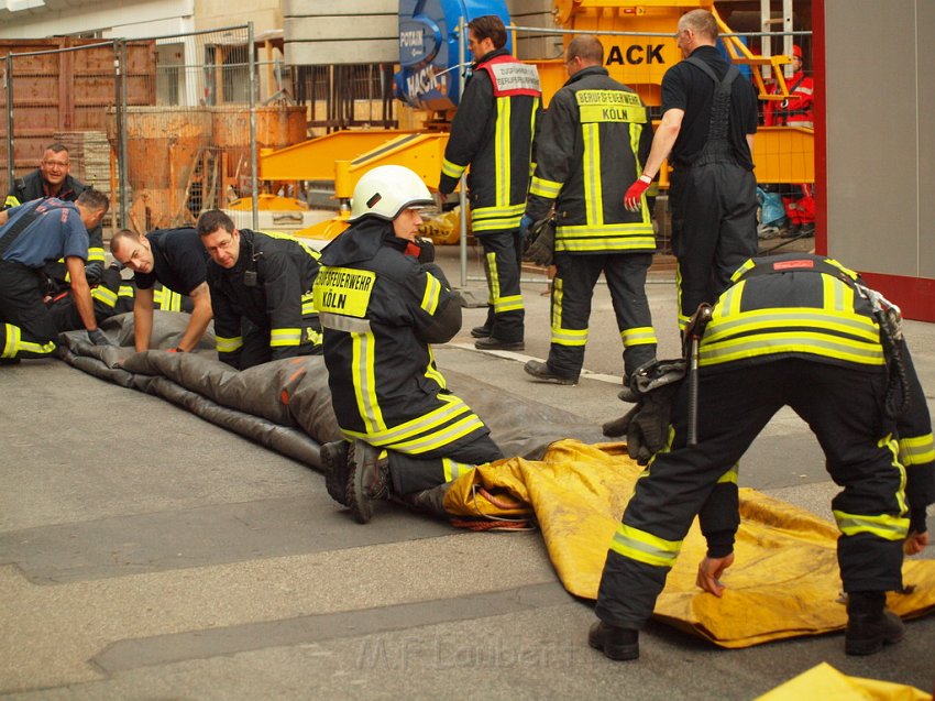 Person auf Baukran Koeln Christophstr P095.JPG